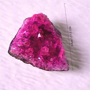 Vente en gros de cristaux de haute qualité, écologiques, teints en rouge rose, en forme irrégulière, pour la méditation et la décoration de la maison - Product Image 4