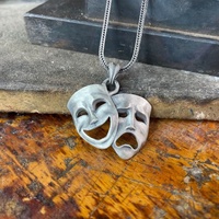 Suéter de Hip Hop, collar de acero inoxidable, máscaras de comedia y tragedia, collar con colgante de plata, collar de teatro con encanto Griego Antiguo