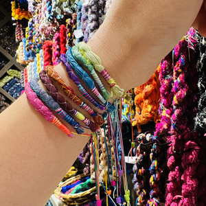 Bracelet en corde nouée à la main en fil de soie du Népal, fabriqué sur mesure, bracelets importés du Népal, cadeaux - Product Image 2