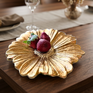 Assiette décorative en métal en forme de fleur, faite à la main, polie, style glamour, pour les fêtes - Product Image 3