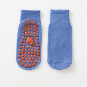 Chaussettes de yoga antidérapantes pour adultes, idéales pour l'été, chaussettes de sol tricotées pour l'éveil des jeunes enfants, avec semelle antidérapante et logo personnalisable sur le bord du mollet et le bas. - Product Image 2