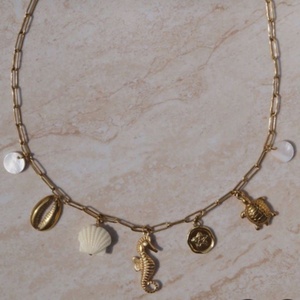 Collier Étanche en Acier Inoxydable Plaqué Or 18K PVD avec Pendentifs Tortue Marine, Étoile de Mer, Coquillage et Hippocampe pour Femme – Idéal Plage et Océan - Product Image 1