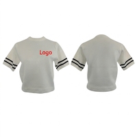 Pull court en maille à col rond et manches courtes pour femme, avec logo brodé et poignets rayés, style décontracté et preppy