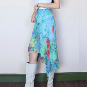 Falda Midi Asimétrica con Estampado Floral Digital Natural y Dulce - Estilo Veraniego Suave y Femenino con Corte en A y Dobladillo Asimétrico - Product Image 2