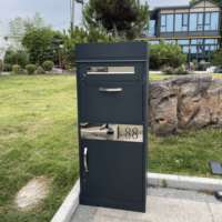 Boîte de livraison de colis et de courrier extérieure autoportante en acier moderne, montée au sol, avec design étanche et antirouille, capacité 3 couches