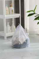Filet de lavage en polyester à mailles larges pour machine à laver, idéal pour les vêtements sales, soutiens-gorge, chaussettes, sous-vêtements et chaussures.
