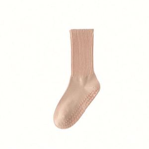 Chaussettes de sport tricotées mi-mollet pour femmes, anti-bactériennes, antidérapantes, pour yoga, pilates et danse, design printemps - Product Image 3