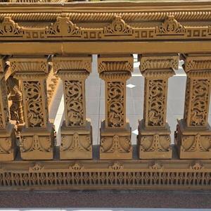 Balustrade en pierre sculptée de style indien traditionnel en grès naturel de qualité supérieure pour l'architecture des temples, les balcons et les jardins - Product Image 2