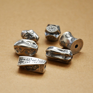 Perles torsadées porte-bonheur de formes variées, plaquées argent, pour la fabrication de bijoux - Product Image 1