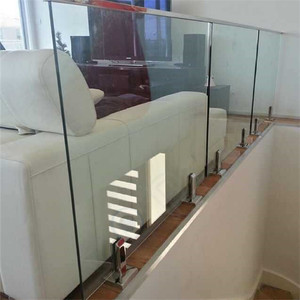 Rampe Optima ModernFlow avec panneaux en verre feuilleté <span class=keywords><strong>de</strong></span> 12mm <span class=keywords><strong>pour</strong></span> l'installation d'escaliers contemporains Rampe en verre à canal en U - Product Image 1