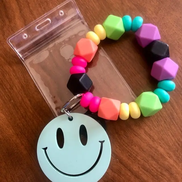 Schattig Ontwerp Smile Gezicht Regenboog Siliconen Gefacetteerde Kralen Polsbandje Armband Met Lanyard Ontwerpen