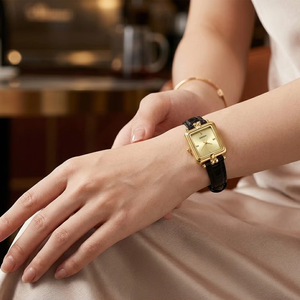 Montre Femme Personnalisée Élégante Vintage Carrée à Quartz avec Bracelet en Cuir, Horloge Artistique Médiévale Dorée pour Femme, Cadeau Rétro Exquis - Product Image 4