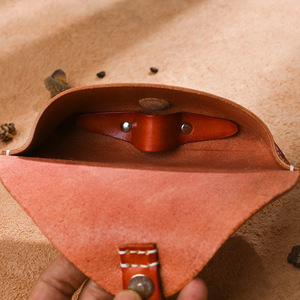 Étui à lunettes rétro fait main Andong, sac banane en cuir de vachette, sac à boucle magnétique en cuir véritable tanné végétal - Product Image 5