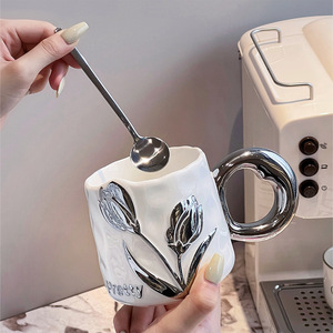 Tazza da Caffè in Ceramica di Lusso con Motivo <span class=keywords><strong>a</strong></span> <span class=keywords><strong>Tulipano</strong></span> e Manico Argentato, Tazza per Acqua con Fiori in Rilievo 3D, 400ml, Tazza da Tè in Porcellana - Product Image 1