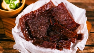 Jerky à base de plantes à haute teneur en protéines avec saveur fumée savoureuse Viande végétalienne durable Produit alternatif d'aliments et de boissons - Product Image 2