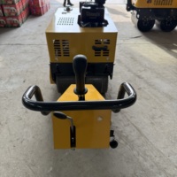 Petit compacteur routier à double tambour vibrant pour l'entretien municipal avec moteur Changfa. Modèle à pousser/à conduire