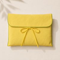 Pochette personnalisée en toile jaune avec rabat, fermeture à nœud papillon, passepoil vert, sac anti-poussière en coton brodé à blocs de couleur, emballage cadeau