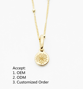 Collana con Ciondolo a Moneta Miniatura Incisa con Fiore di Nascita, Placcata in Oro 18k PVD su Acciaio Inossidabile, <span class=keywords><strong>Gioielli</strong></span> <span class=keywords><strong>Personalizzati</strong></span> per Donne - Product Image 1