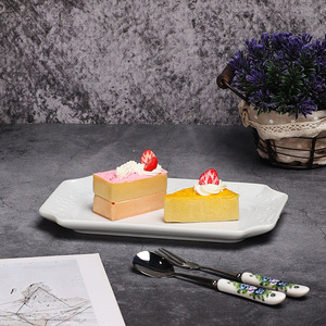 Assiette de service rectangulaire en céramique blanche, motif flocon de neige en relief, plateau décoratif pour desserts, collations et présentation de plats sur la table - Product Image 5