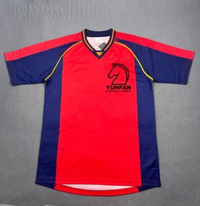 Kit Calcio Vintage all'Ingrosso, Maglie Classiche Retrò di Club e Squadre Nazionali, Servizio OEM, Completi Estivi, Taglio Automatizzato, Asciugatura Rapida - Product Image 1