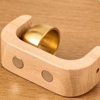 Carillon d'entrée créatif minimaliste nordique fait main en bois de noyer noir et hêtre, avec sonnette magnétique en laiton
