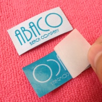 Étiquette tissée thermocollante découpée au laser avec nom de marque, patch tissé en taffetas avec support adhésif, conception gratuite