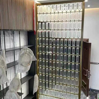 Art de la bouteille en acrylique moderne avec cadre en aluminium doré pour la décoration d'hôtels de luxe et d'espaces commerciaux