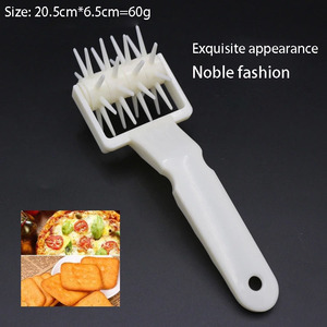 Rouleau à pâte à <span class=keywords><strong>pizza</strong></span>, outil de fabrication de trous à tarte Docker rouleau à pâtisserie avec pointes outil d'amarrage à <span class=keywords><strong>pizza</strong></span> portable pour gaufres à gâteaux à la maison - Product Image 4