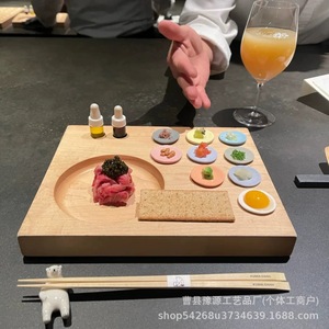 Bandeja de madera estilo japonés para servir carne Wagyu, con secciones divididas, para uso en restaurantes. - Product Image 1