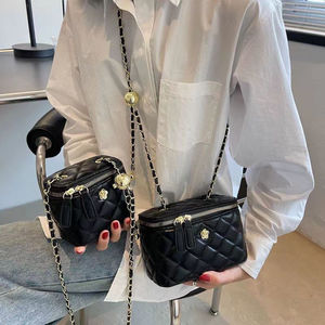 Mini <span class=keywords><strong>sac</strong></span> à bandoulière carré tendance en PU souple <span class=keywords><strong>avec</strong></span> chaîne losanges et doublure en polyester, à sangle unique pour femme - Product Image 4
