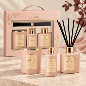 Coffret cadeau d'aromathérapie Aikun en bois de santal et patchouli rose, trois pièces, avec bougie parfumée, diffuseur à bâtonnets et spray d'ambiance - Product Image 1
