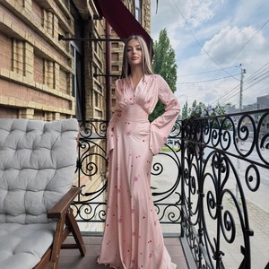 Nuovo Abito Lungo Estivo 2026 da Donna in Raso Stampato con Scollo a V, Stile Francese Chic, Elegante, a Vita Alta, con Maniche Svasate, per Feste, Rosa - Product Image 1