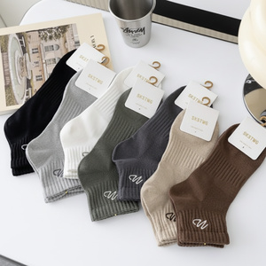 Juncap calzini da uomo alla caviglia in cotone per adulti e studenti primavera estate autunno indossando - Product Image 1