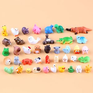 Une variété d'animaux en résine de dessin animé mélangés, ornements faits à la main, micro-paysages, petites décorations - Product Image 1