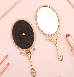 Miroir de courtoisie pliant en cuir texturé noir avec support, motif filigrane doré antique, logo personnalisé, couronne royale – Vente en gros - Product Image 1
