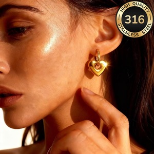 Boucles d'oreilles Huggie en acier inoxydable plaqué or 18 carats, motif cœur pêche rétro français, style niche simple et haut de gamme, pour l'export. - Product Image 1