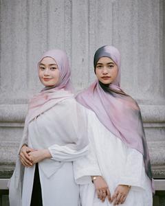 Voile de fleurs douces peintes en pastels adoucis, <span class=keywords><strong>tendre</strong></span> et aérien, élégance sans effort, hijab en modal twill Hush Meadow - Product Image 6