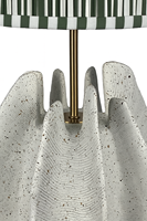 Lampe de table moderne Tri-ever en os incrusté et résine, faite à la main, blanche, diamètre 14" x 25" H, pour chambre à coucher