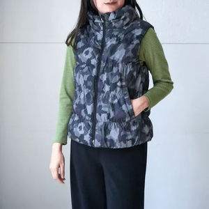 Chaleco de poliéster con cuello alto y cremallera, diseño nuevo, estampado de camuflaje invernal, para mujer - Product Image 1