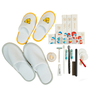 Kit jetable familial pour hôtel, avec adorables pantoufles en forme <span class=keywords><strong>de</strong></span> <span class=keywords><strong>poussin</strong></span>, trousse <span class=keywords><strong>de</strong></span> toilette pour adultes et enfants, peigne et accessoires. - Product Image 1