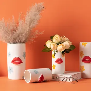 I più venduti prezzo di fabbrica all'ingrosso a forma di labbro rosso tavolo da casa decorazione di nozze moderno nordico elegante vaso di ceramica fiore