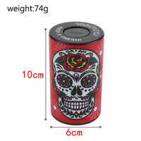 Vente en gros : Nouveau design – Pot cylindrique en plastique motif tête de mort avec couvercle hermétique à bouton-poussoir, idéal pour le stockage des fleurs séchées et la protection contre les odeurs.