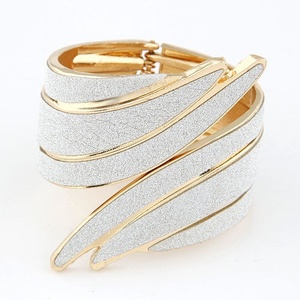 Pulsera Electrochapada con Incrustaciones de Diamantes, Estilo Punk Metálico, con Alas de Ángel Exageradas, Diseño Europeo Americano, Acabado Mate y Brillante - Product Image 6