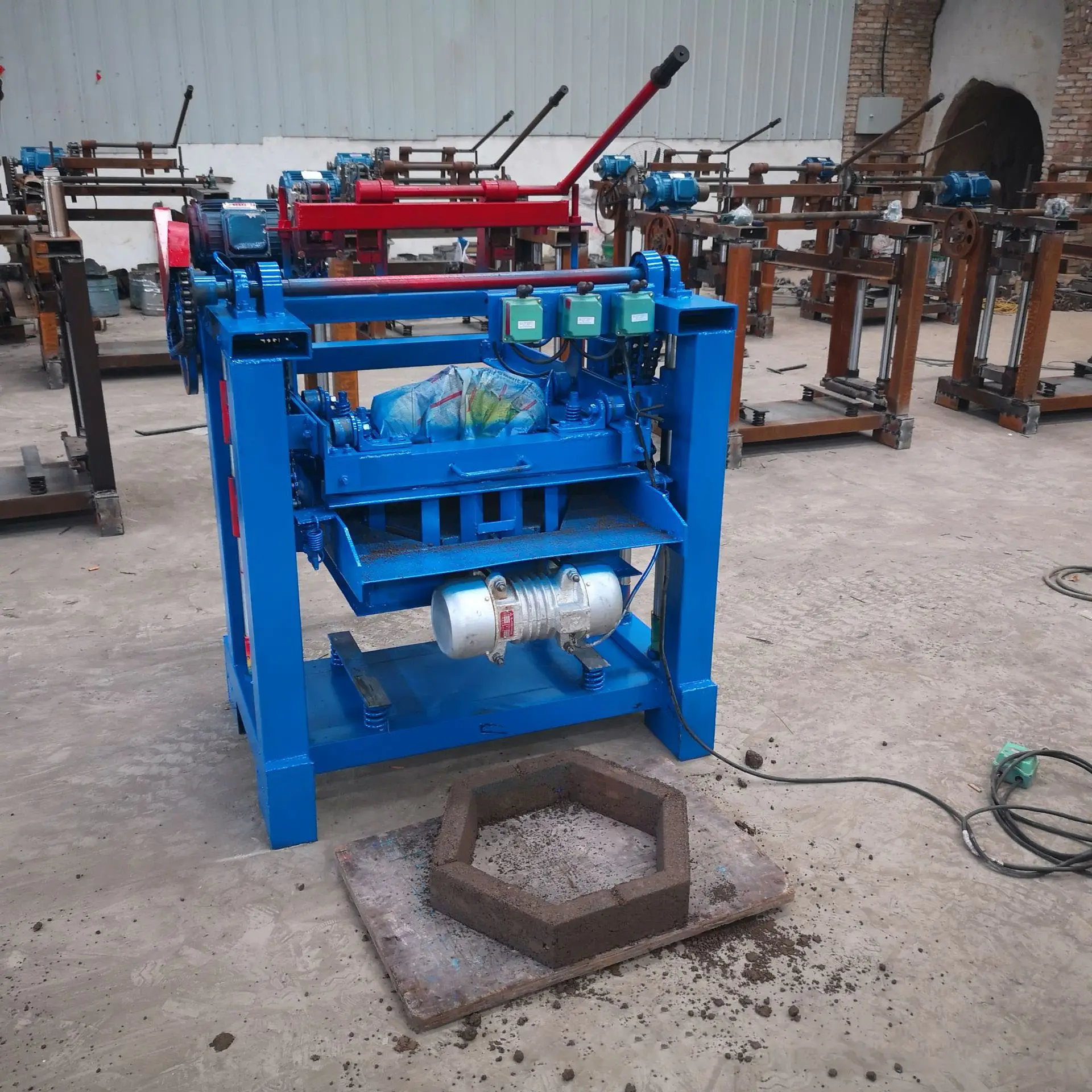 Máquina de fabricación automática de arena y plástico, molde de bloques de hormigón hueco manual, fácil de operar