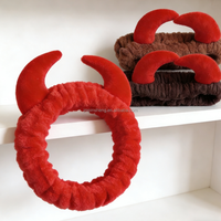 Bandeau personnalisé en polaire corail réutilisable antidérapant pour le yoga, les soins de la peau, le lavage du visage, le spa facial, les fêtes, le maquillage et comme accessoire capillaire, avec motif cornes de démon
