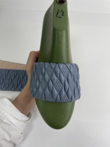 วัสดุหนังสังเคราะห์แบบยืดหยุ่นประดับเพชรทรงเพชรสำหรับรองเท้าแตะผู้หญิง - Product Image 1