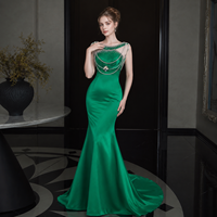 Robe de soirée et de bal formelle vert jade en satin, coupe trapèze, col illusion, sans bretelles, avec chaîne perlée, drapé, traîne chapelle, longueur ras du sol, faite main