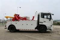 Truk Derek Penyelamat Jalan Dongfeng 4*2 Satu Tarik Dua Bak Datar 150hp Diesel Transmisi Manual Mesin Cummins