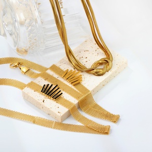 Collar de cadena ancha hueca chapado en oro de 18 quilates al por mayor, joyería de acero inoxidable, collar impermeable que no se deslustra - Product Image 1