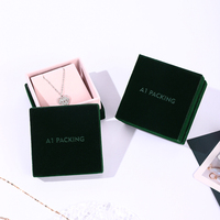 Boîte à bijoux élégante en velours vert forêt avec intérieur rose blush pour la présentation et l'affichage de colliers et bagues